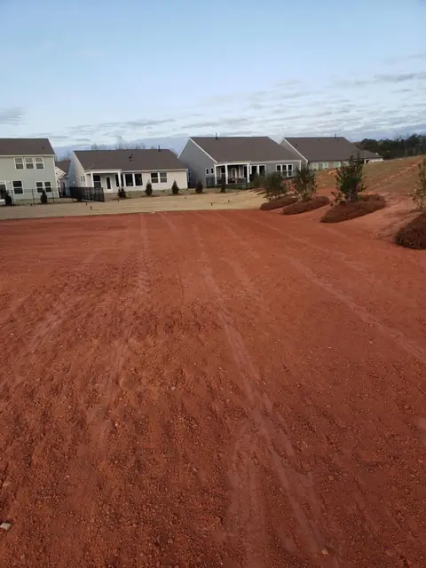 Lote nivelado cerca de casas terminadas en Charlotte NC